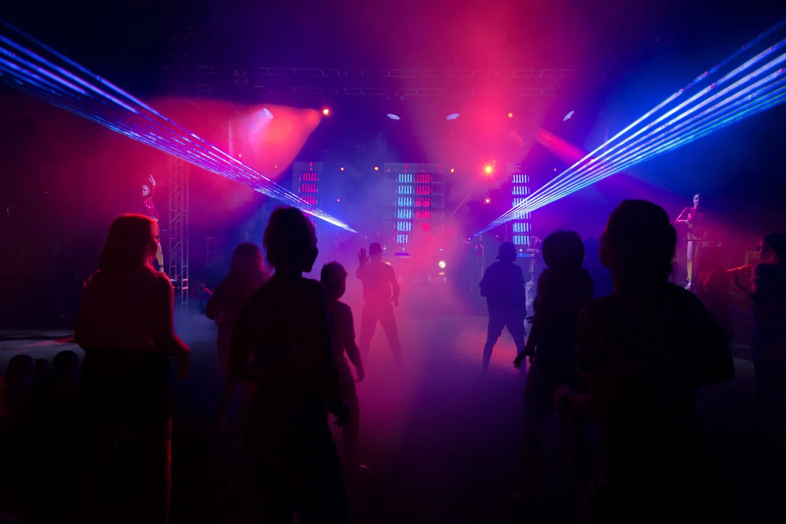 Deadly Clash at Club; One Guard Dead and Three Injured