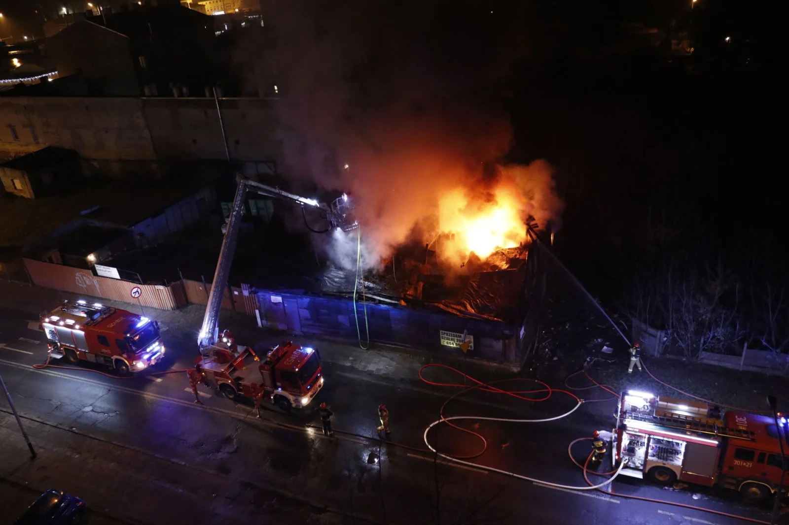 Fire at Stuttgart Wholesale Market; Firefighters' Efforts to Contain the Crisis