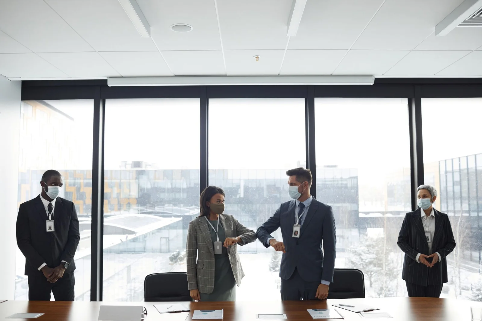 Etiquette and Behavior in Social Meetings: What to Do and What Not to Do?