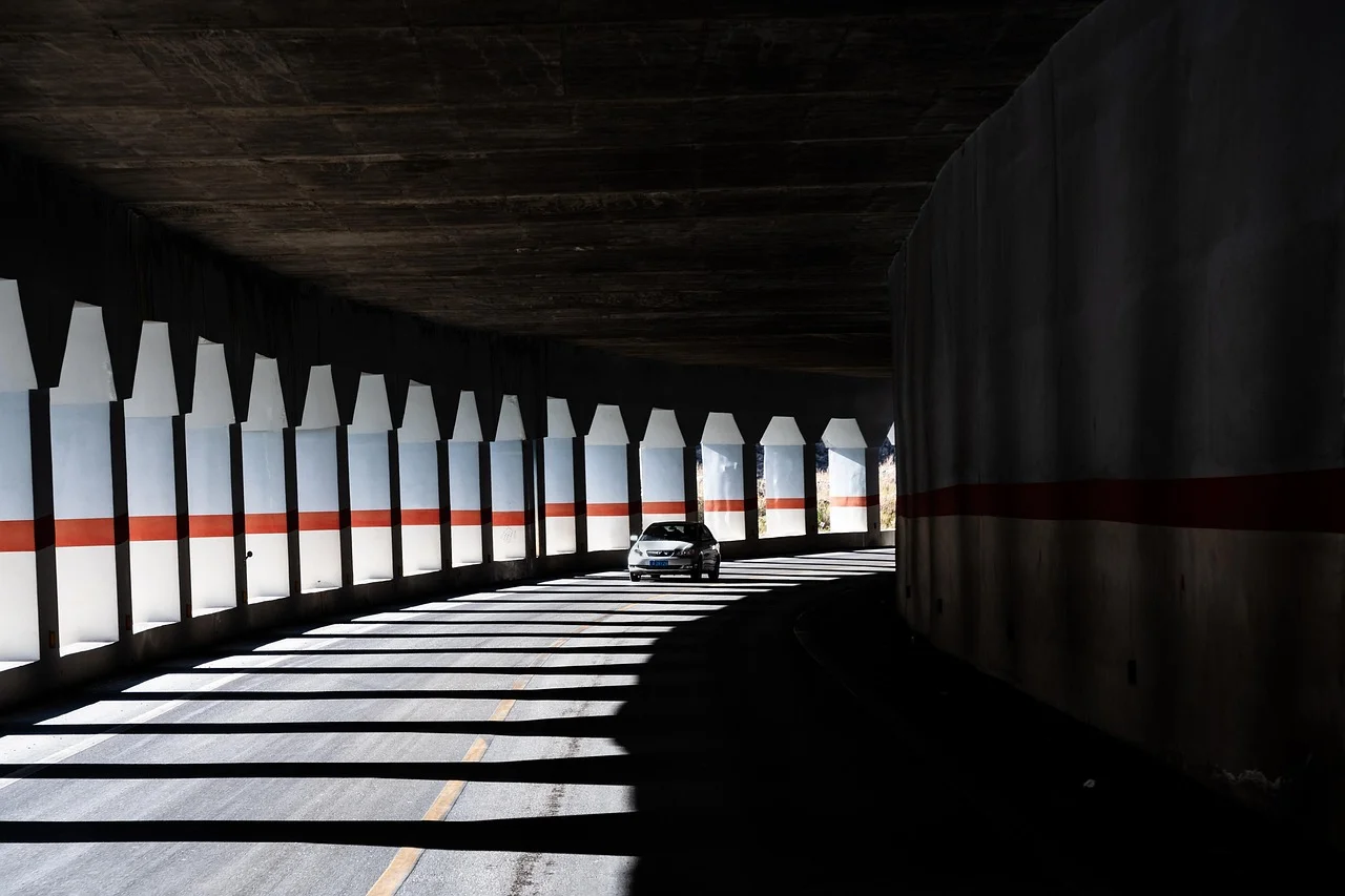 A Mysterious Incident on the Highway: A Driver Who Crashed into a Tunnel and Fell into the Hands of the Police