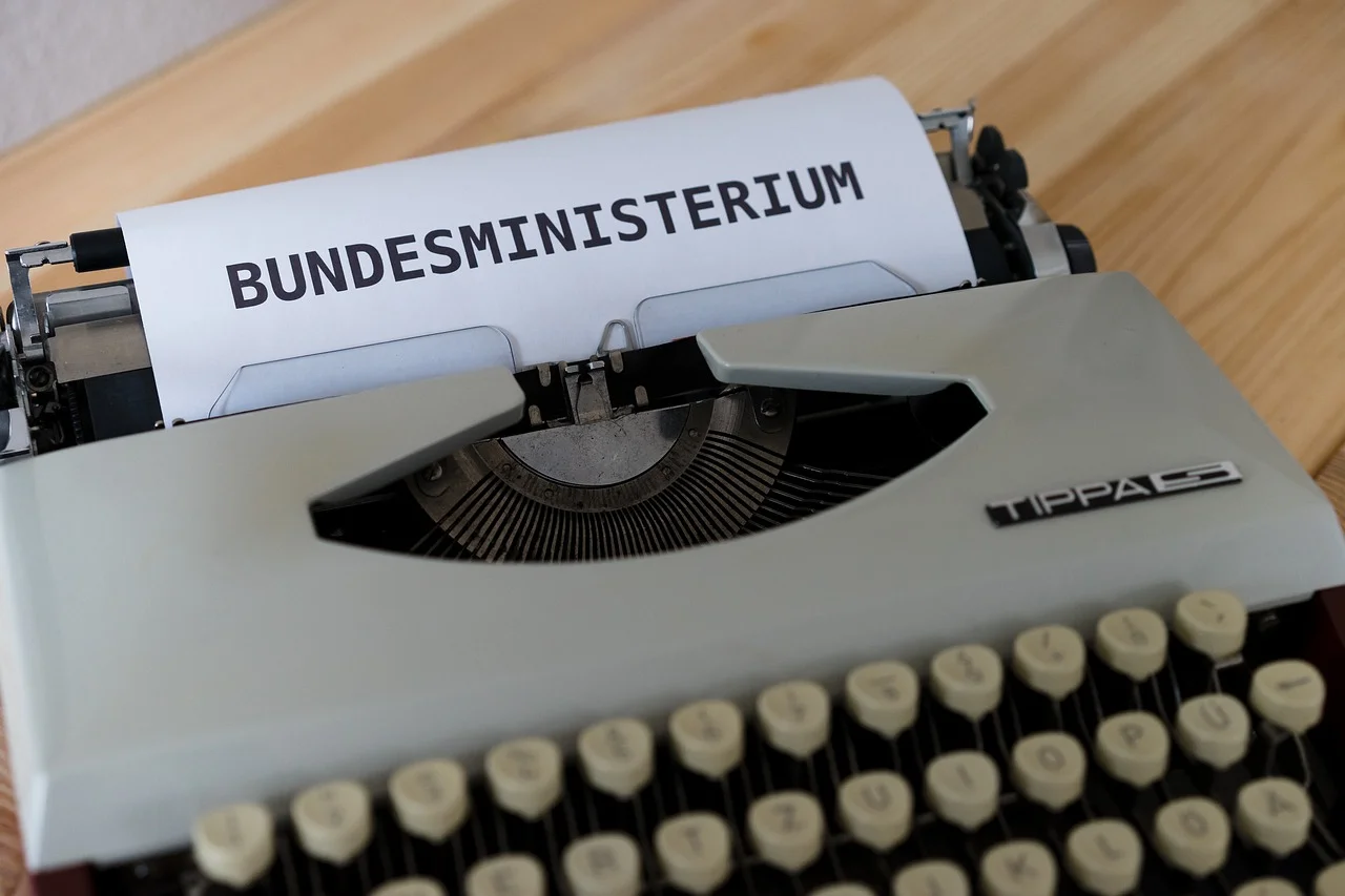 German Defense Minister: No Secret Information Has Been Given to Extremists