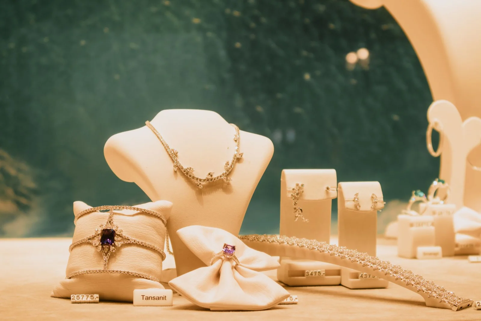 Controversial Theft in Hamburg: A Car Attacked a Jewelry Store