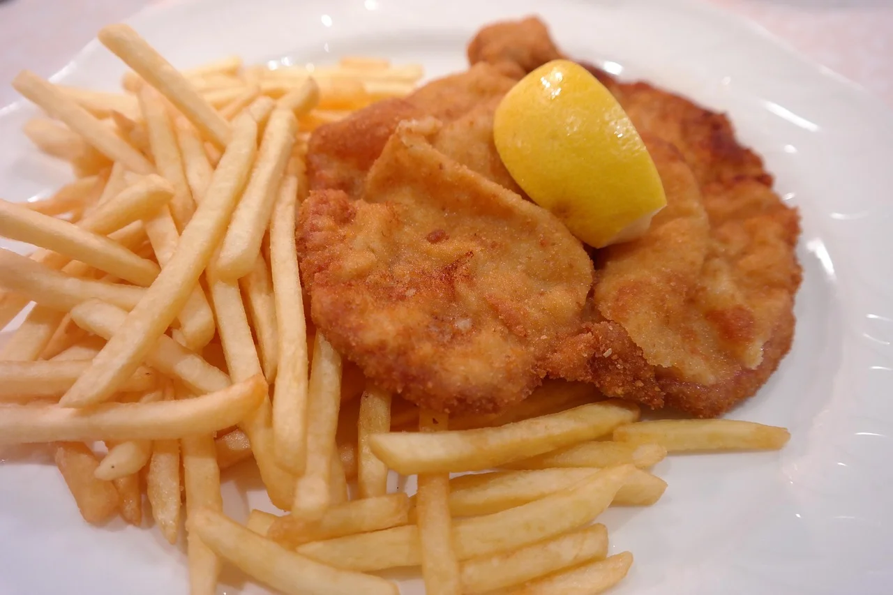 Conspiracy with Astronomical Prices: A Restaurant in Munich That Goes to War with Schnitzel