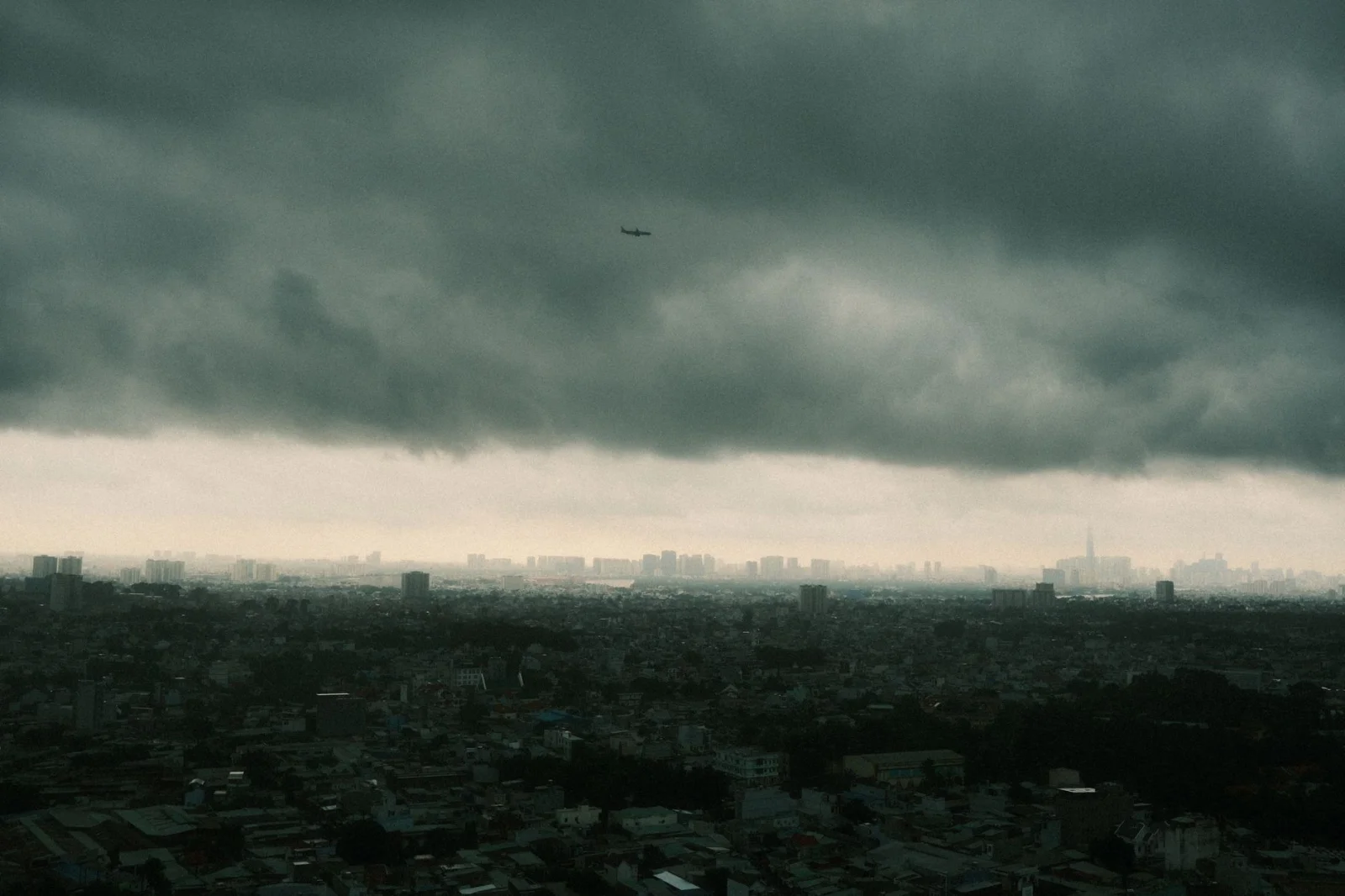 Flying in a Storm: Passengers' Fear and the Reality of Dangers