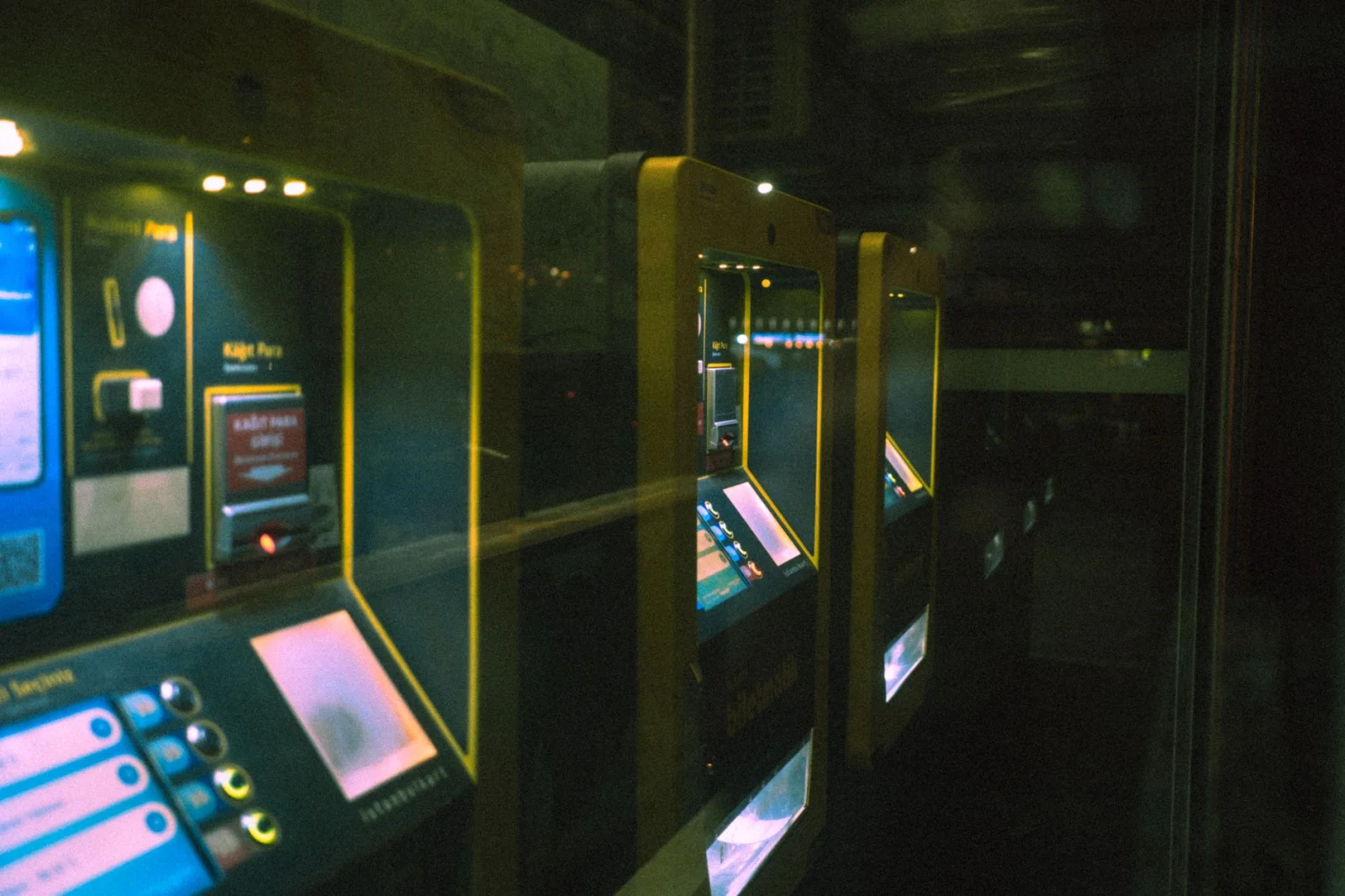 Explosion at the Station: Ticket Machine Destroyed in Bad Kissing