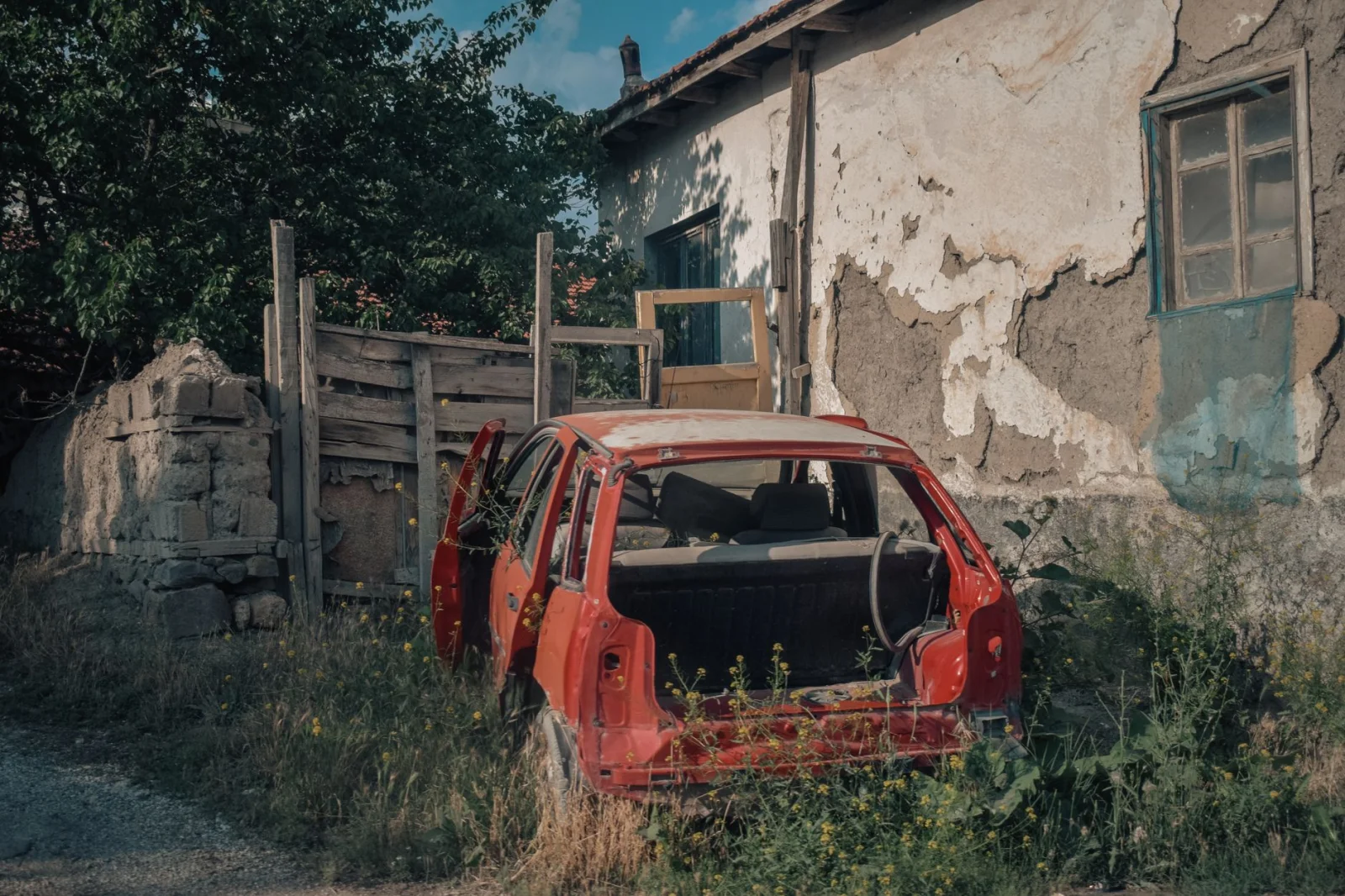 Strange Accident: Car Crashes into House Wall!