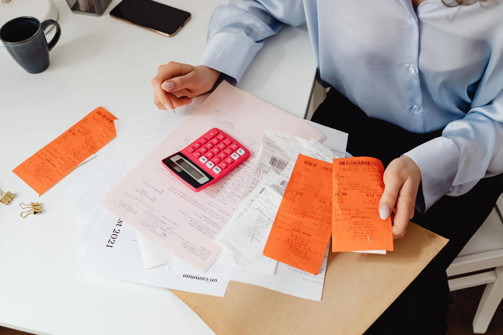 Traveling Around the World Without Being Fooled: How to Control Costs?
