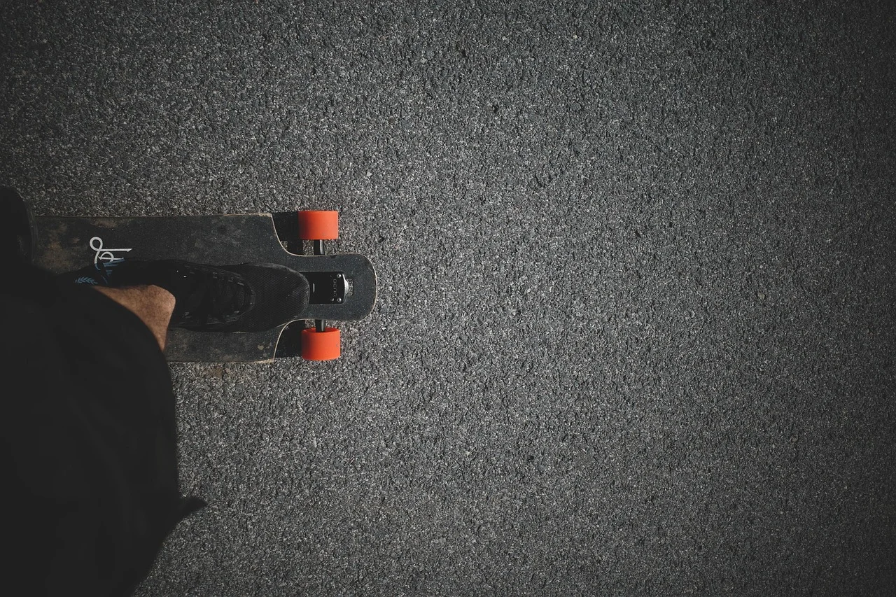 Longboard Rider at 40 km/h on the Streets!