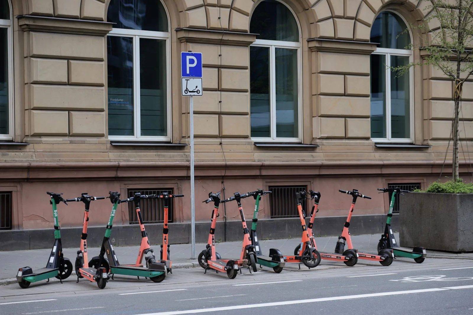 Police in Pursuit of 25 km/h Scooter: 'Please Stop!'