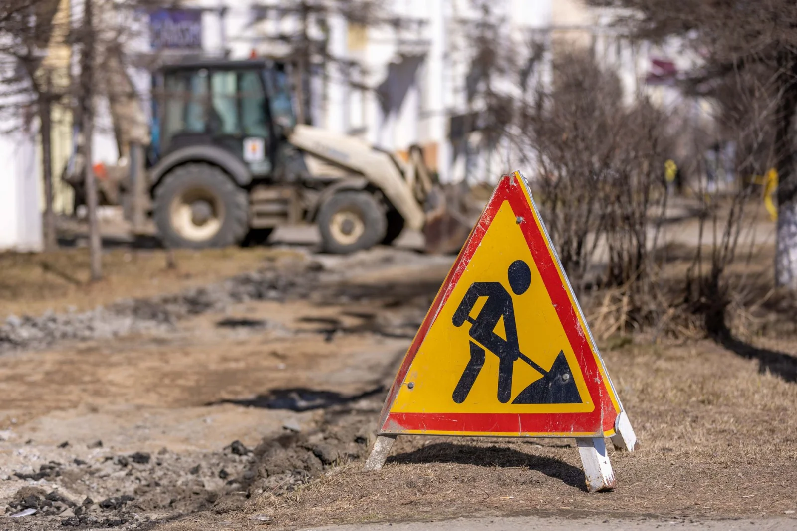 Ignoring Safety: Restaurant Construction in the Heart of the City with Serious Risks!