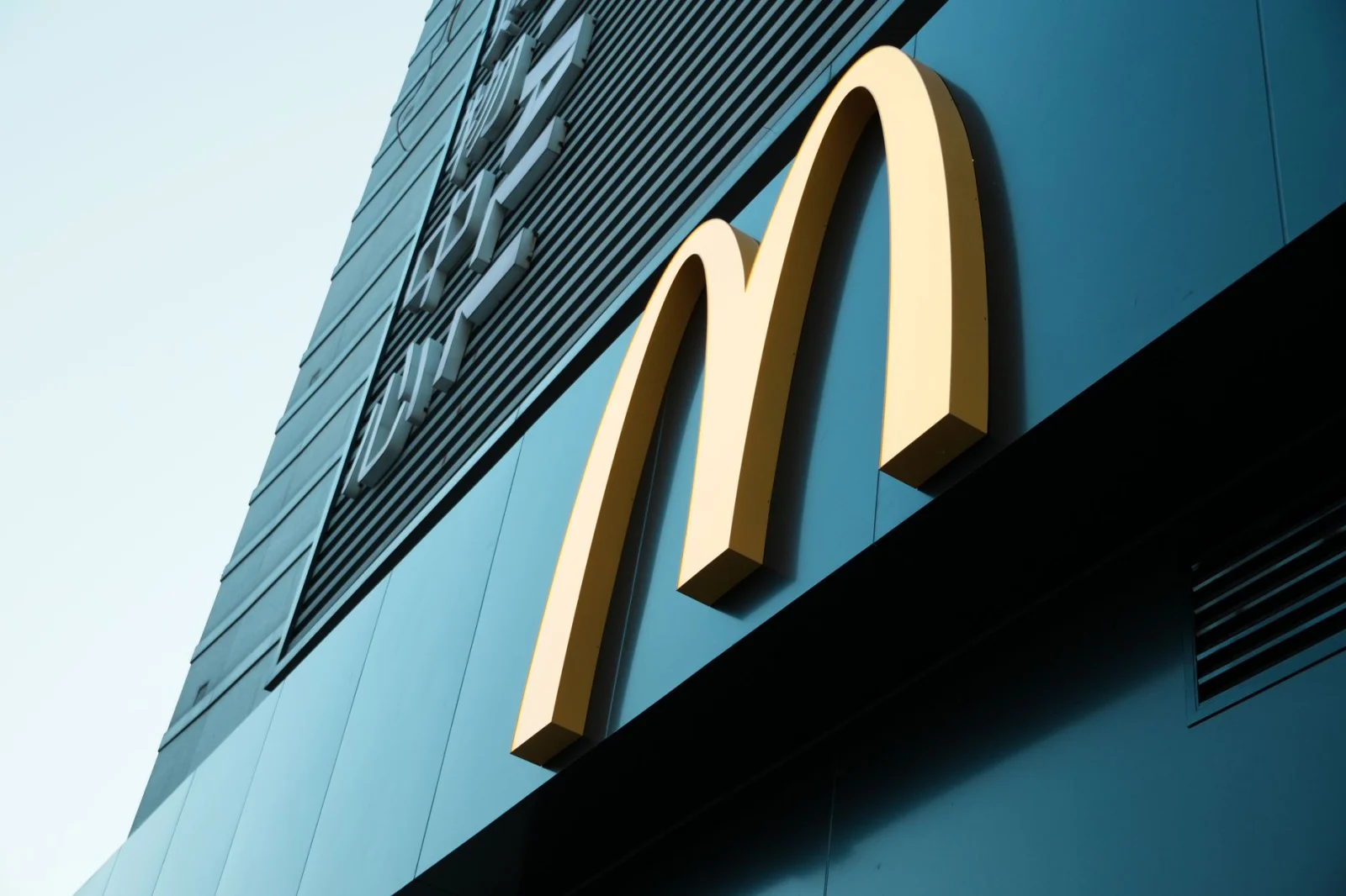 Controversial Attack on Fast Food Restaurant; Escape with a Broom!