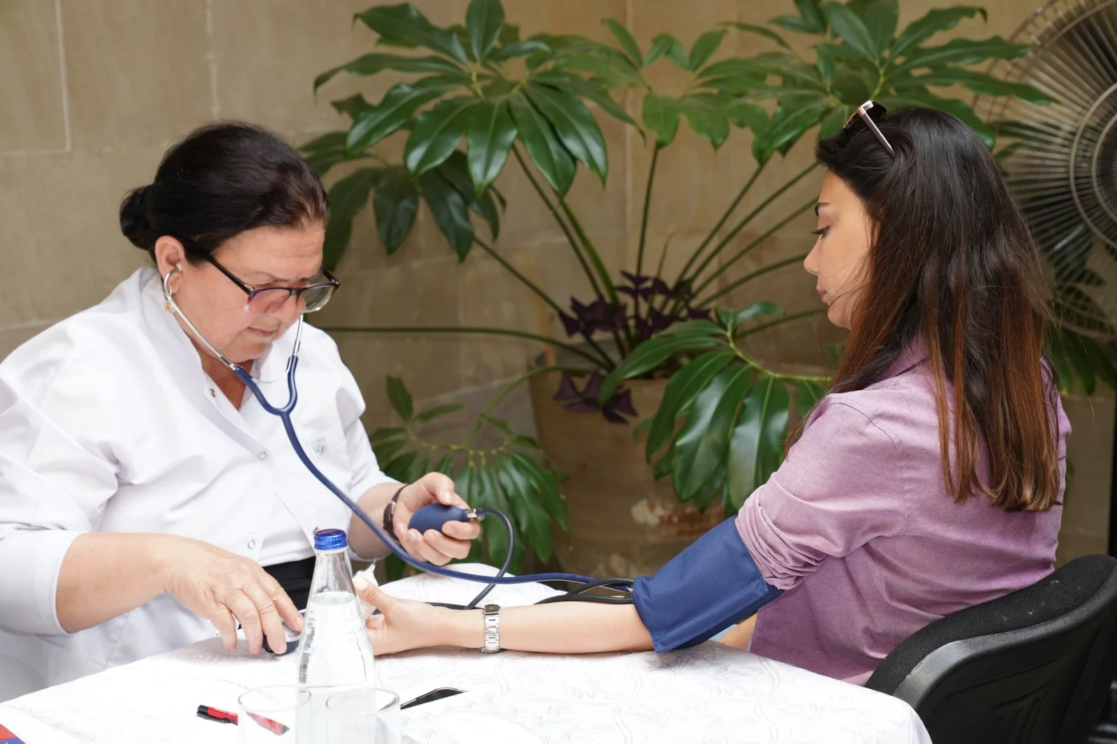 Tie the hands of doctors, deceive the patients!