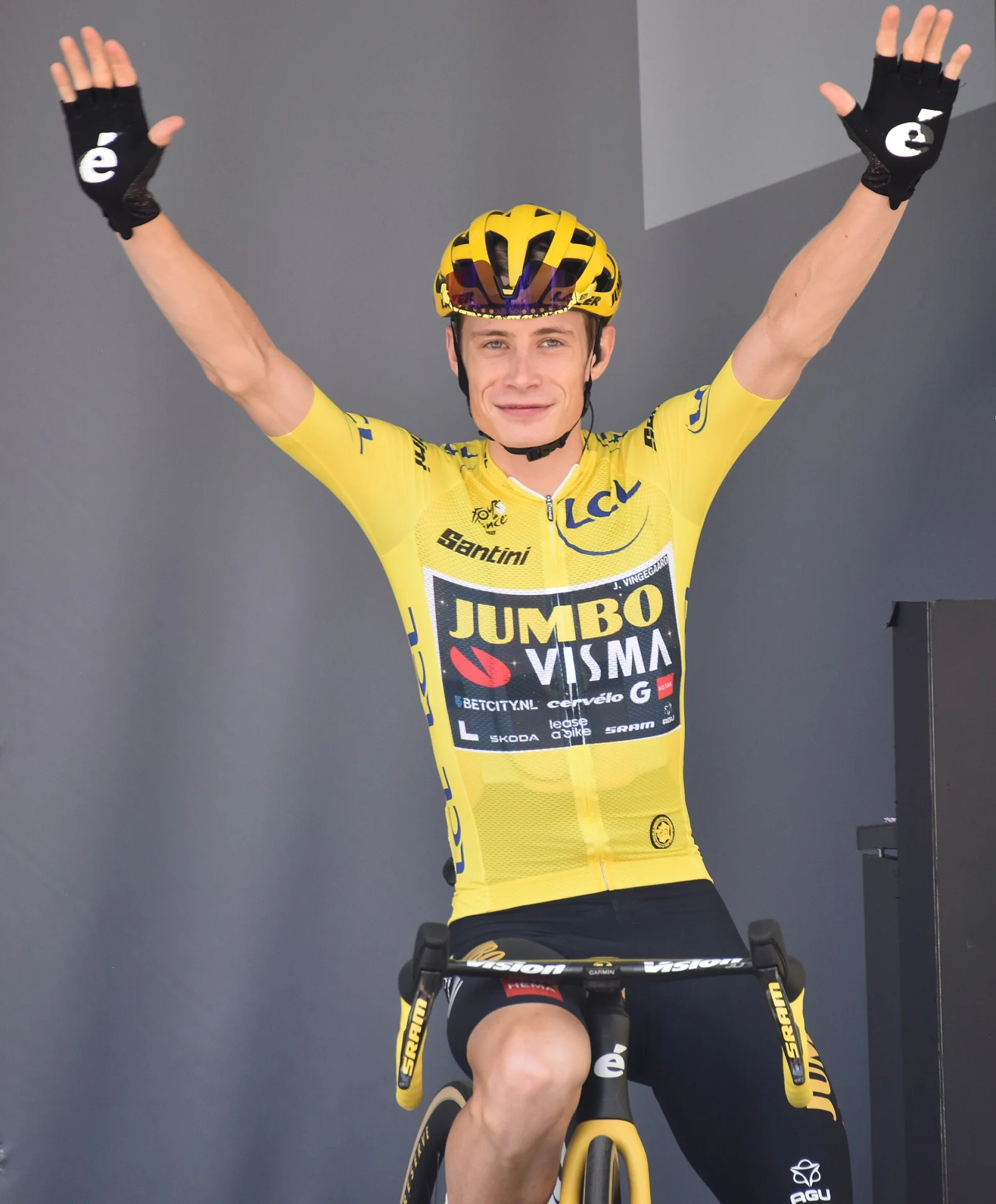 Pressure on the Track: Vingegaard Faces Incident on the Verge of Final Showdown
