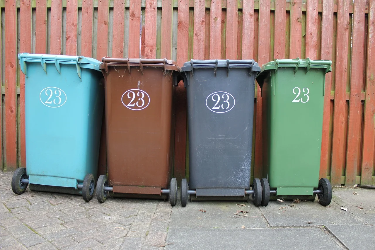 Is a Trash Can Without a Bag Better?
