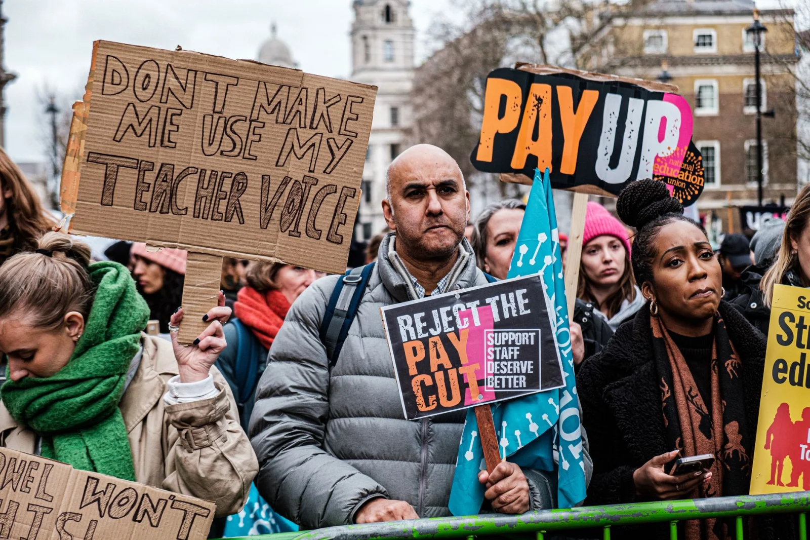 Parents' Protest Against Teacher Shortage: 10,000 Signatures Collected