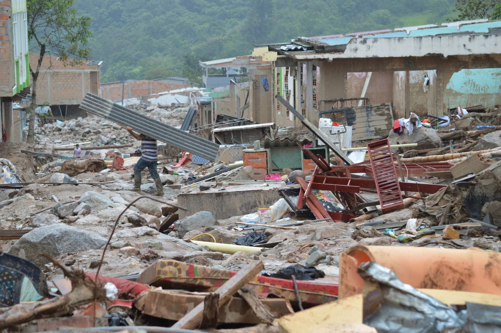 Relentless Efforts After the Ahar Flood: An Official in the Spotlight