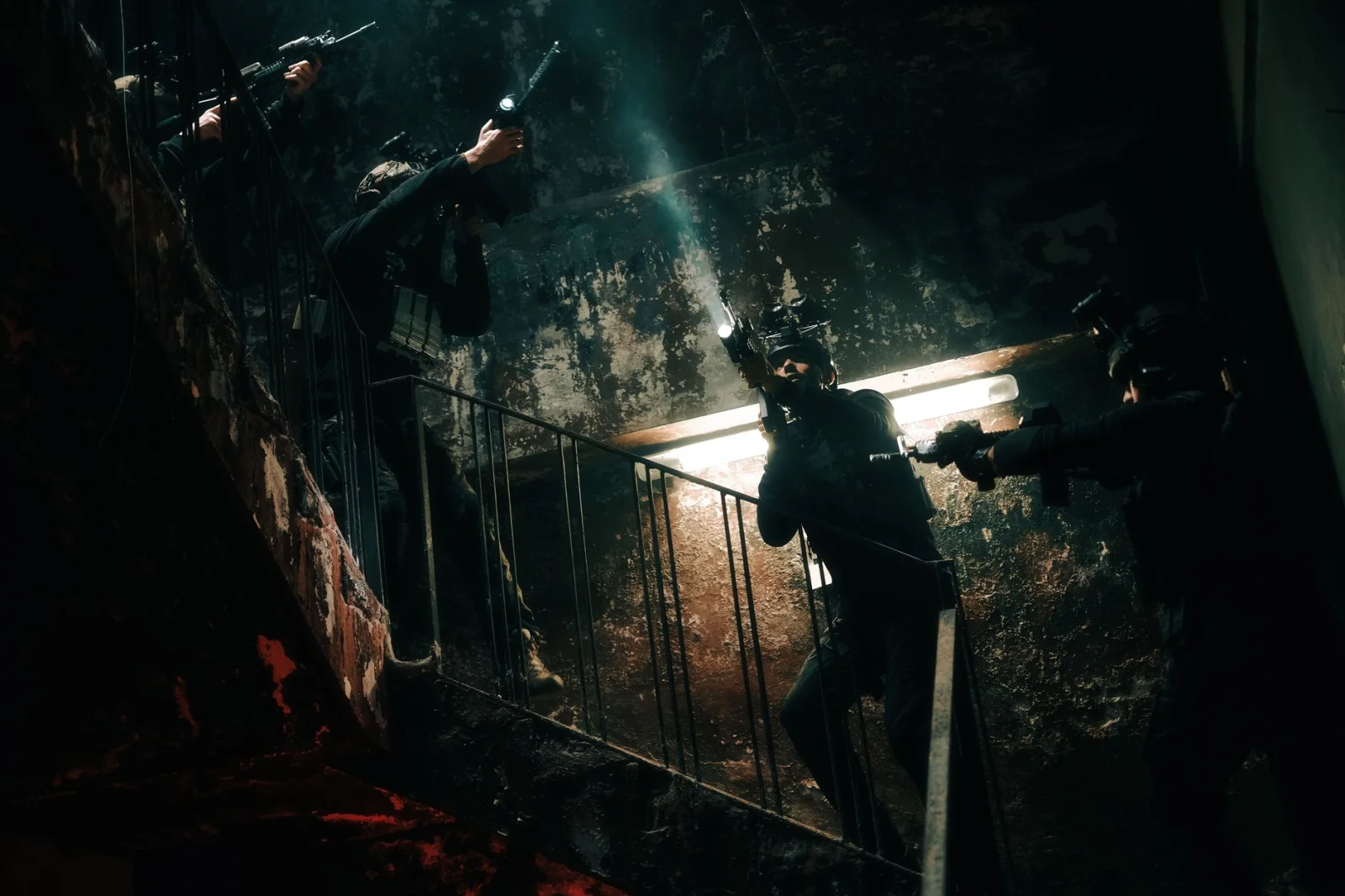 Sword Threat: Special Forces Arrive at the Scene of the Clash