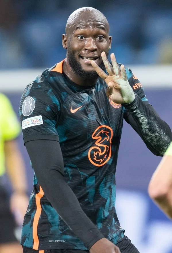 Lukaku's Emotional Moment After a Crucial Goal: Remembering His Father on the Field