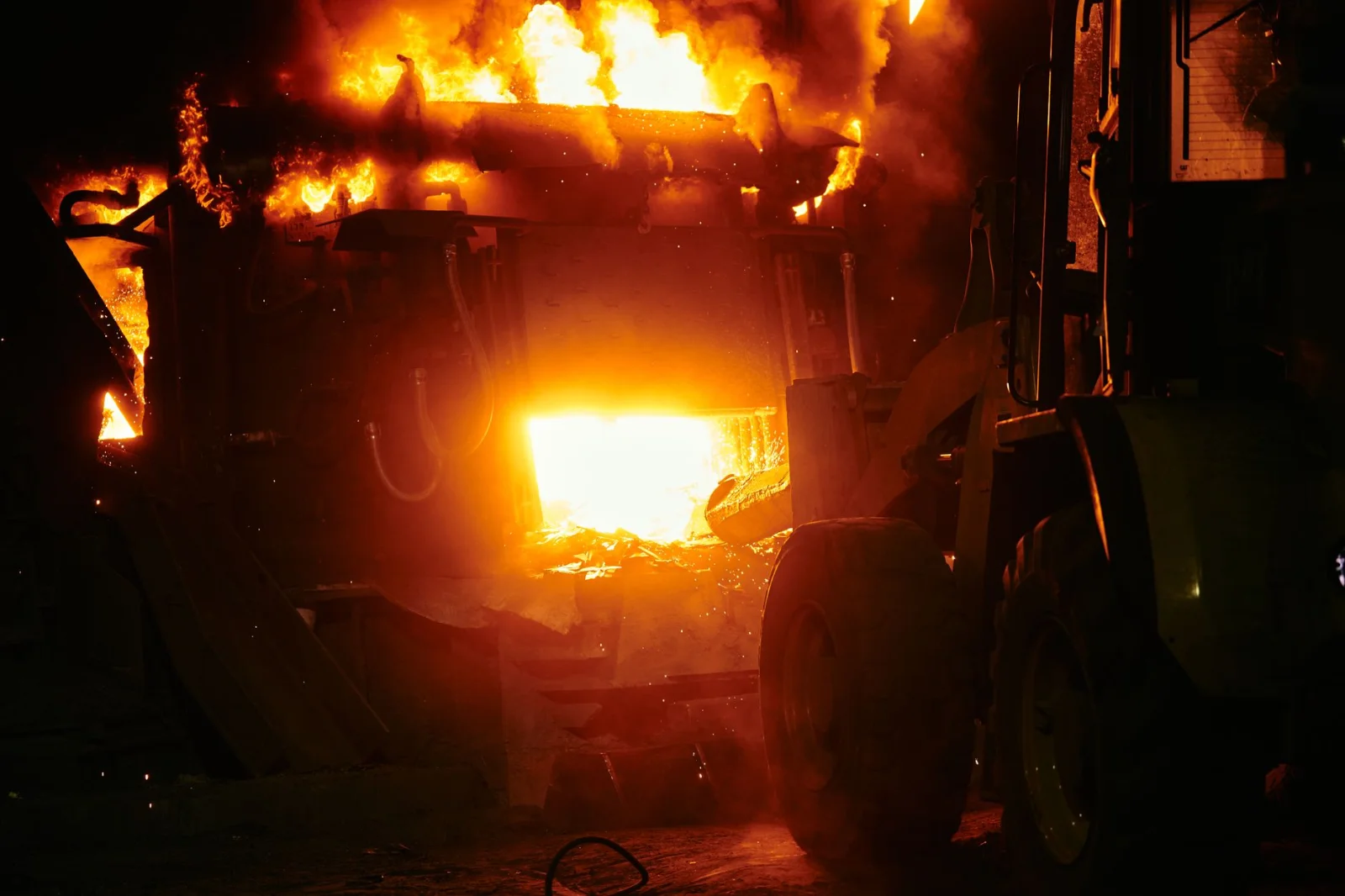 Major Fire in Stuttgart: Two Industrial Halls Engulfed in Flames