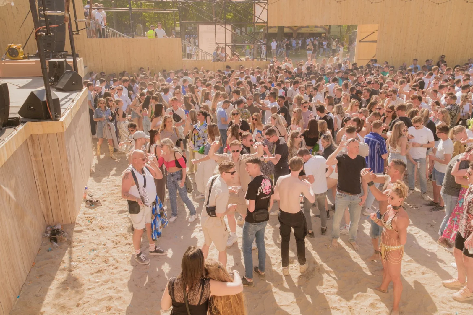 Beach Festival in Brightbron: 2000 People Under the Shadow of Wonders