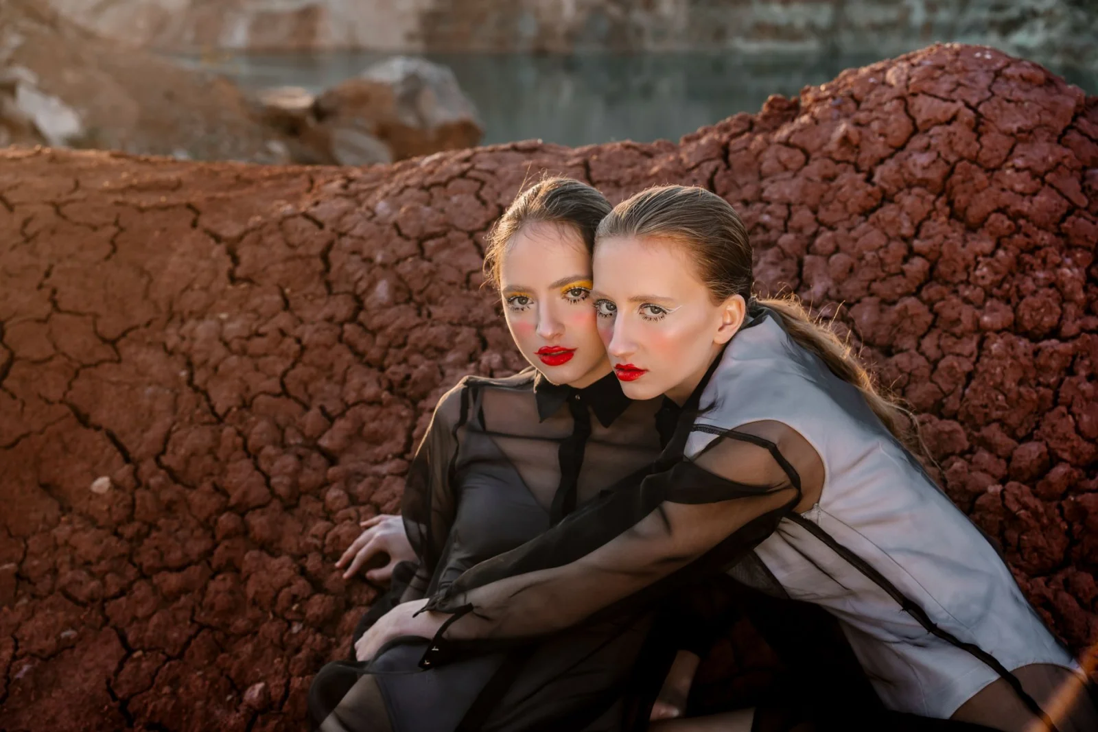 The Fashionable Twins: Carmen and Davina Giss in a Shared Style