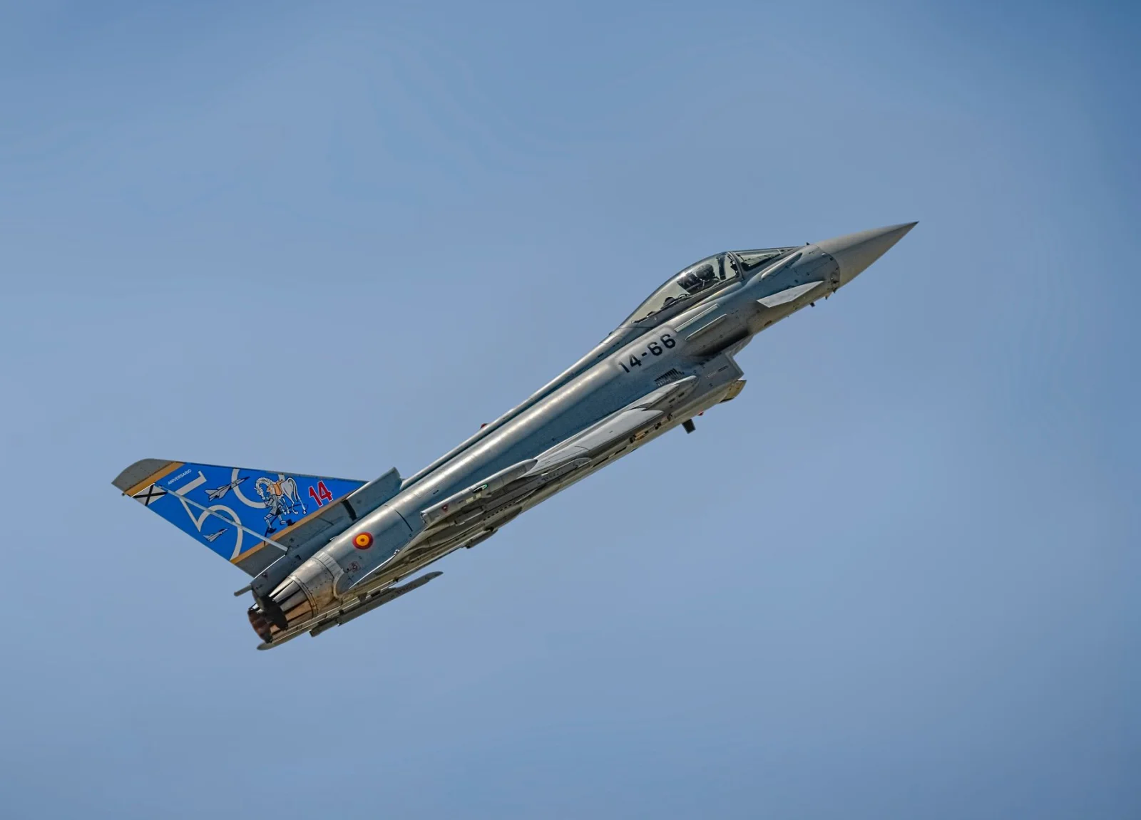 Controversial Eurofighter Maneuver in the Skies of Cologne, 500 km/h!