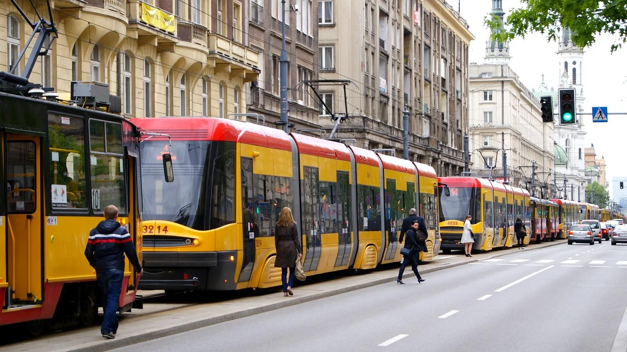 Horrific Accident: Cyclist Goes Under the Wheels of a Tram!