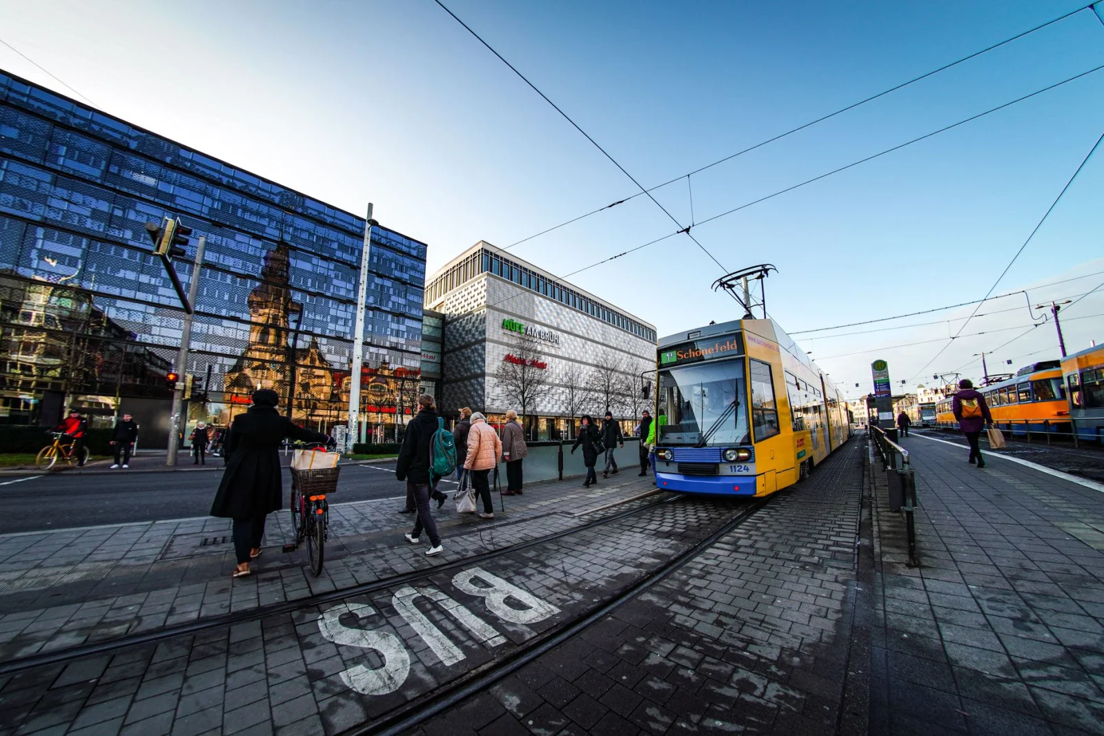Citizens of Leipzig Clear Tram Lines from Snow and Ice!