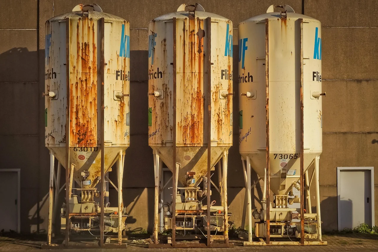 Fatal Fall from Silo; Man in Bavaria Sustains Multiple Fractures