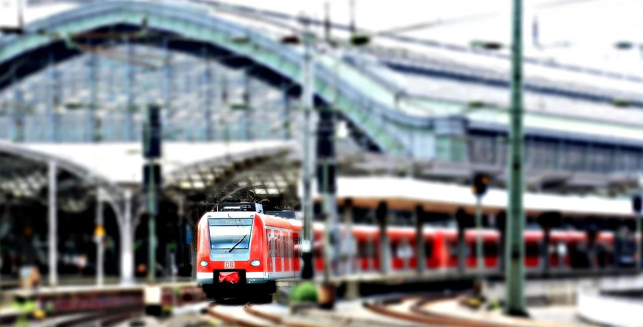 Heavy Traffic and Disruption in Rail Services: A Challenging Weekend Awaits Travelers