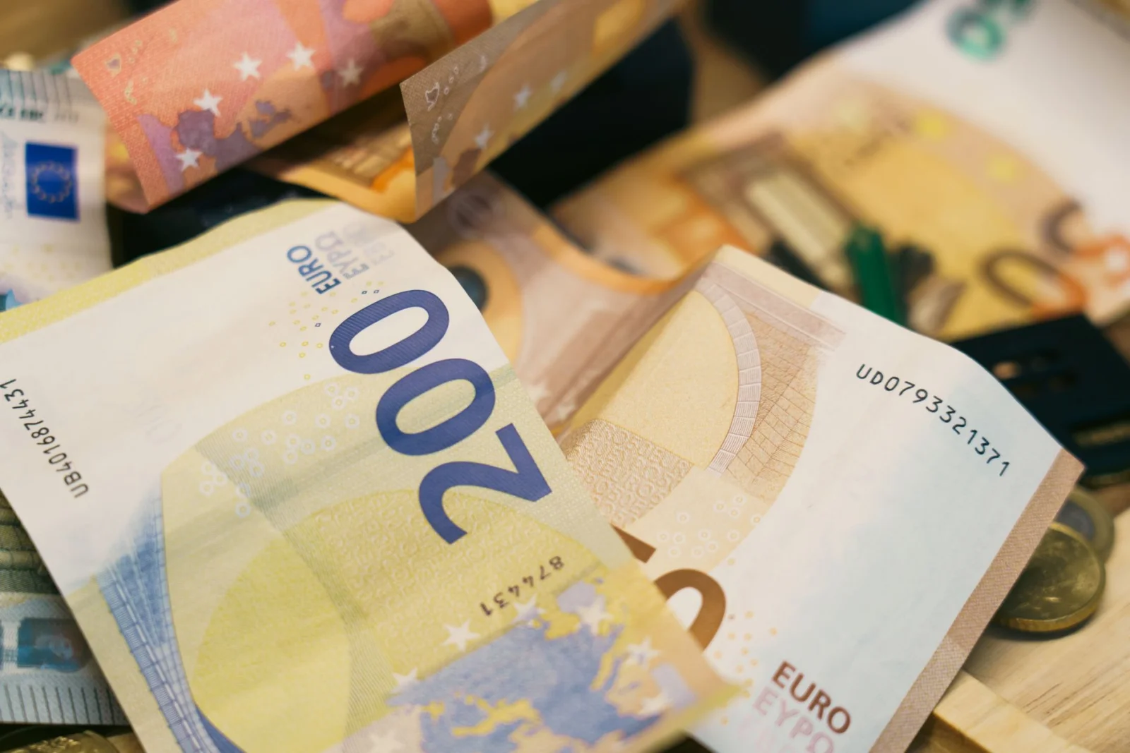 The government is committing to a debt of 200 billion euros with 555 billion euros!