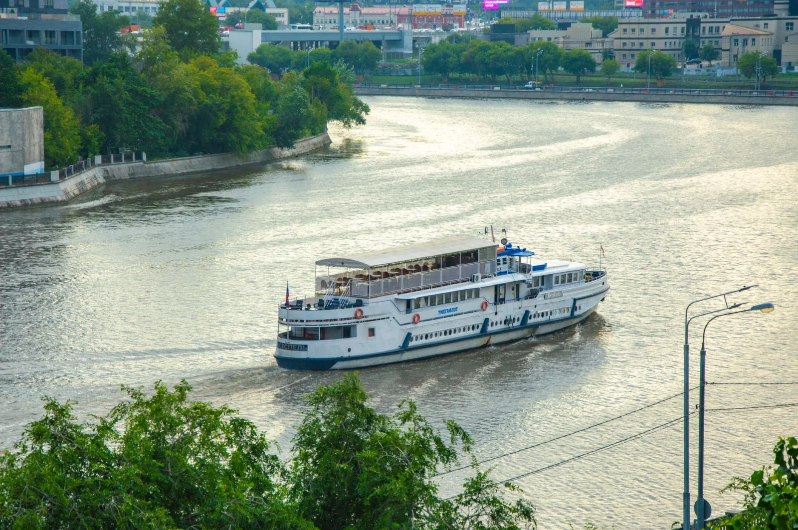 Cruise in Water Trap: A Leisure Ship Stranded in the Rhine!
