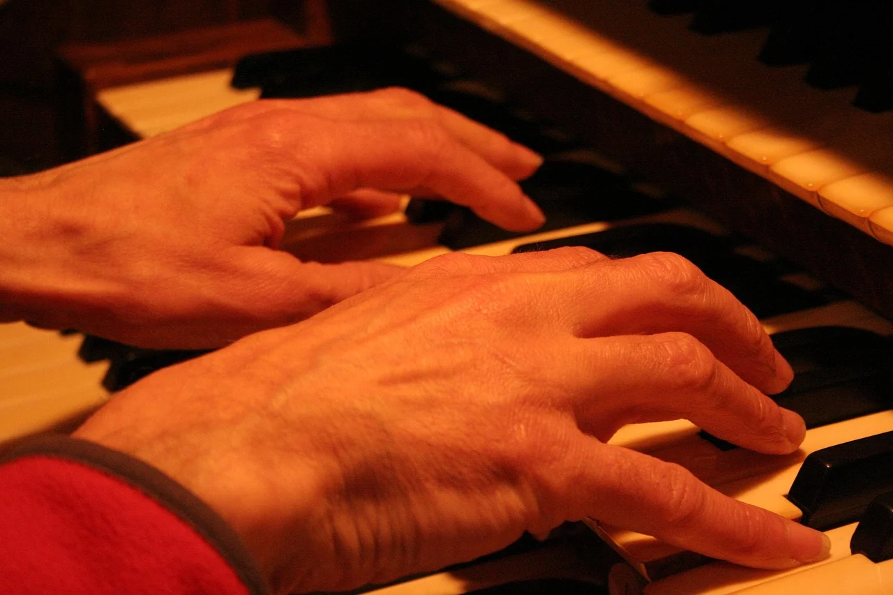 Old Melodies at the Global Gathering: Wonders of Mechanical Instruments in Sternenberg