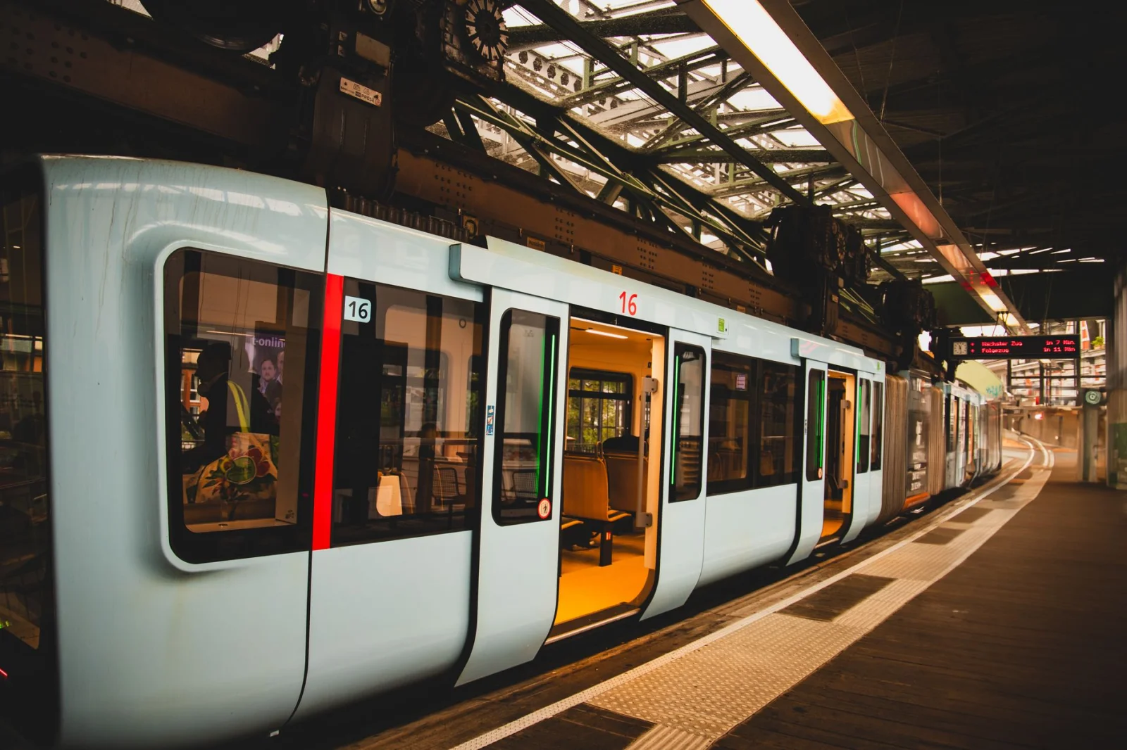 Delays and New Disruptions: Trains Stopped in Wuppertal!