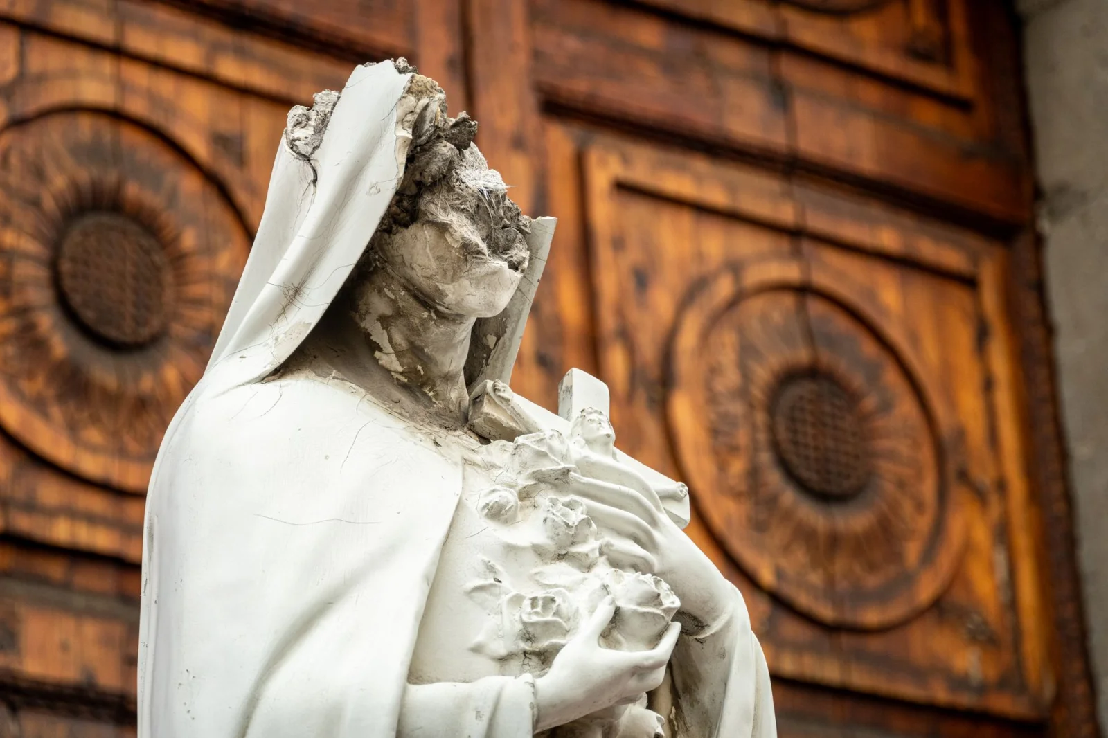Storm and Miracle: The Thousand-Year-Old Tree Fell, But the Statue of Mary Remained Unscathed
