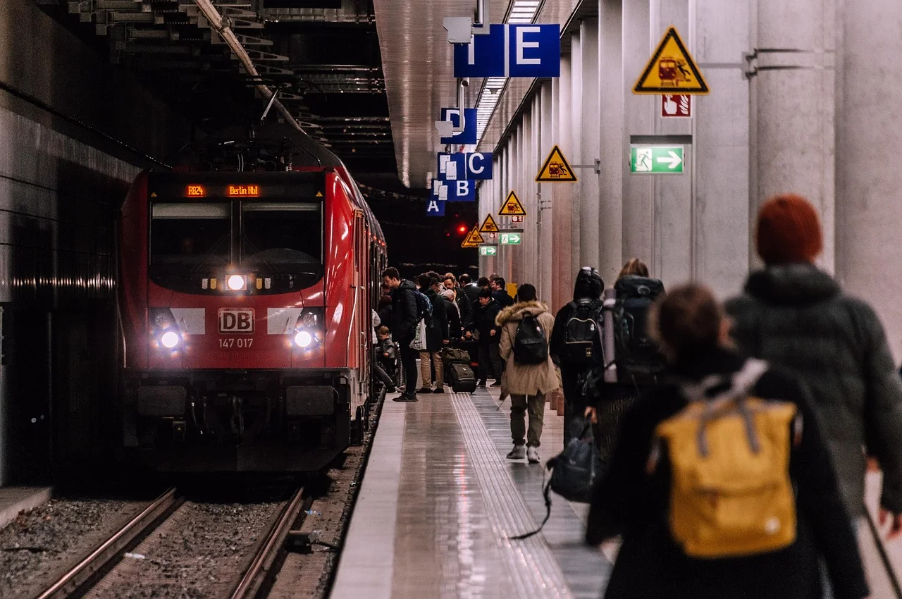 Crisis in Railways: Trains Stopped and Technical Problems Intensified