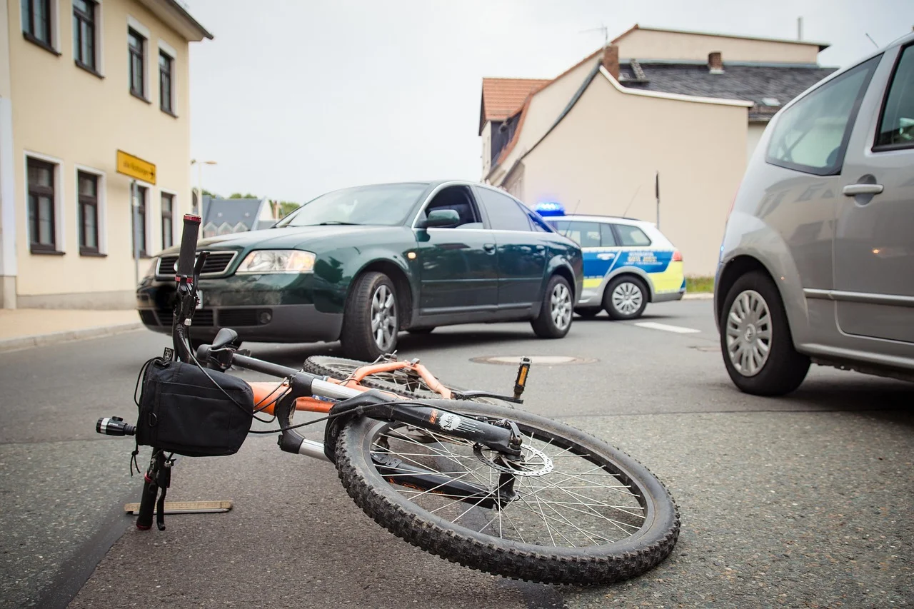Fatal Accident: Cyclist in Serious Danger After Collision with Van